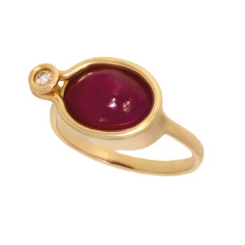 Złoty pierścionek z rubinem i brylantem
