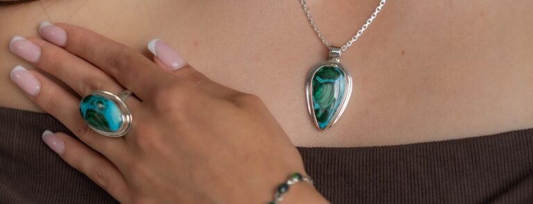 Dowiedz się, czym jest certyfikat kamienia szlachetnego, jak go czytać i dlaczego daje bezpieczeństwo przy zakupie biżuterii z diamentami.